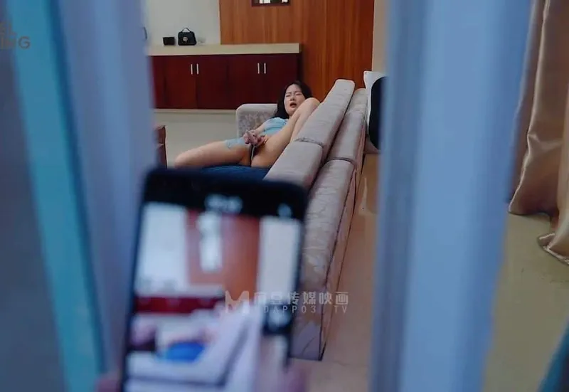 đột nhập địt em gần nhà đang thủ dâm