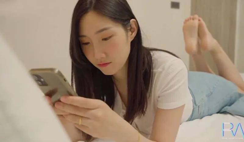 Xinh đẹp nhưng vẫn bị ông chồng "đi ngoài", vợ buồn tình cho anh giao hàng trả bài luôn